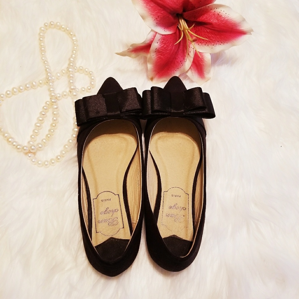 Flats with bow
